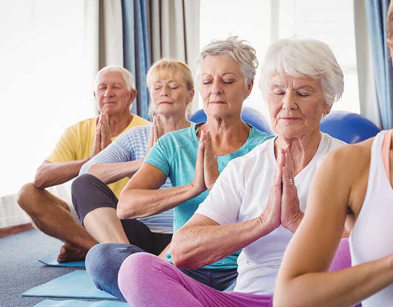 Trong quá trình chăm sóc bệnh nhân thoát vị đĩa đệm, người nhà nên hỗ trợ bệnh nhân thực hiện các bài tập yoga nhẹ nhàng