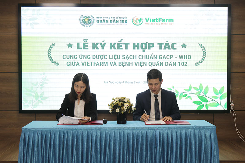 Đại diện Bệnh viện Quân Dân 102 và đại diện Trung tâm dược liệu Vietfarm đặt bút ký kết hợp tác cung ứng dược liệu
