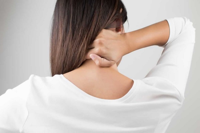 Những người bị lệch đĩa đệm cổ sẽ thường xuyên cảm thấy đau nhức hai bả vai