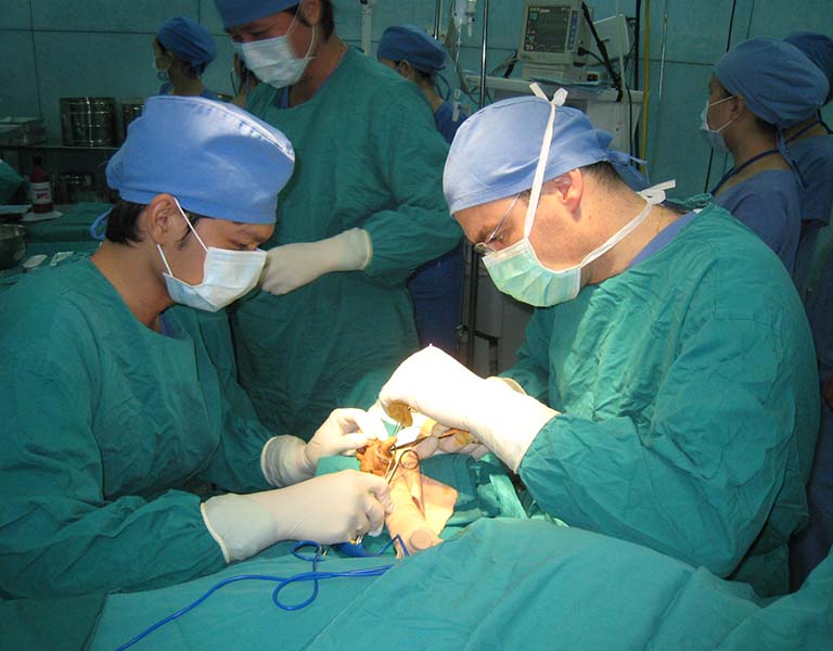 Phẫu thuật cắt bỏ là một trong những phương pháp được sử dụng