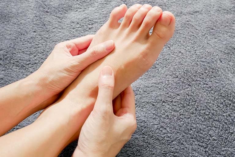 Phồng đĩa đệm có thể khiến người bệnh cảm thấy tê rần ở chân