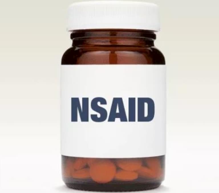 Thuốc chống viêm NSAIDs giúp giảm đau do thoát vị đĩa đệm chèn dây thần kinh gây ra