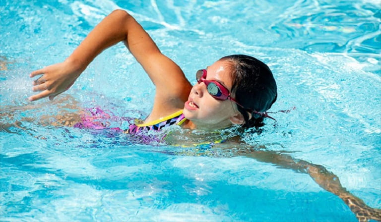 Các bài tập bơi lội sẽ giúp phần lưng được thư giãn. giảm đau và chống lão hóa rất tốt