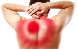 Đau lưng trên là triệu chứng thường thấy ở người bị viêm khớp