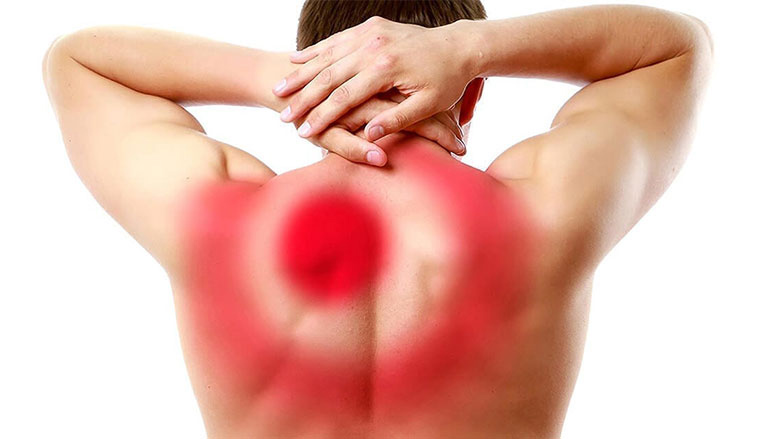 Đau lưng trên là triệu chứng thường thấy ở người bị viêm khớp