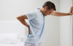 Các cơn đau nhói sau lưng bên phải thường xuất phát từ những bệnh lý xương khớp