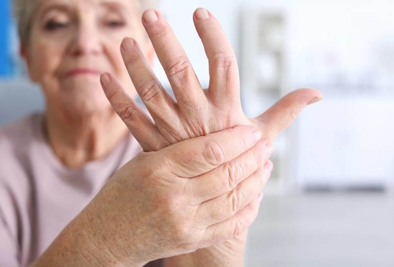 Người cao tuổi là đối tượng mắc bệnh thoái hóa khớp tay
