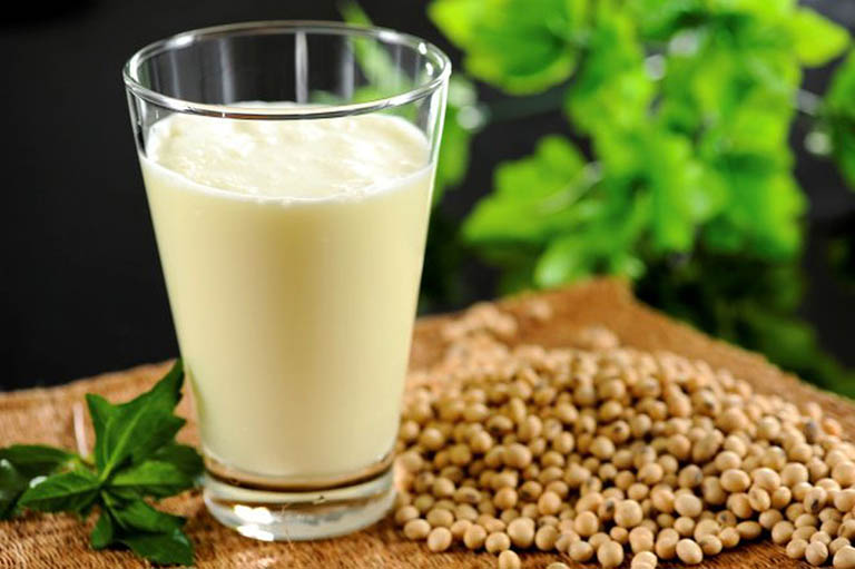 Bị khô khớp cần ăn gì, kiêng gì? Uống sữa và các chế phẩm từ sữa