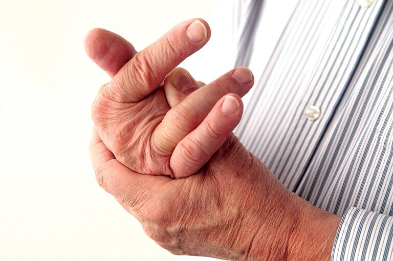 Khô khớp tay nguyên phát thường gặp ở người già 