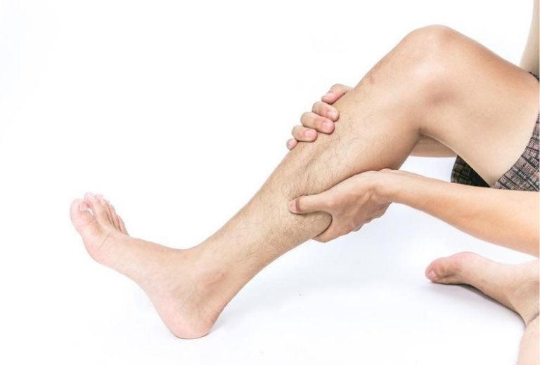 Gai đôi cột sống bẩm sinh gây ra yếu cơ chân hoặc tê liệt chân