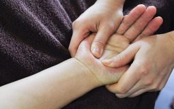 Đau khớp cổ tay sau sinh có sao không? Cách điều trị