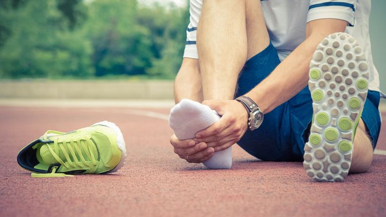 Chấn thương do tai nạn, chơi thể thao sai cách,... là nguyên nhân phổ biến gây đau ở chân và các khớp ngón chân.