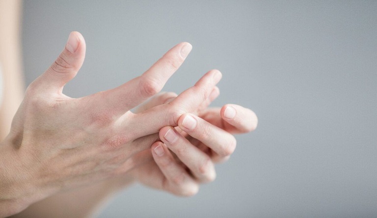 Đau khớp kèm các triệu chứng nóng ran, sưng tấy ở tay có thể là biểu hiện của một bệnh lý nguy hiểm.