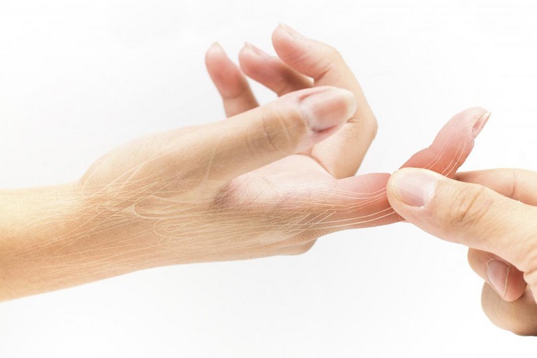 Đau khớp ngón tay là hiện tượng xảy ra khi ngón tay bị tổn thương bởi nhiều nguyên nhân khác nhau.