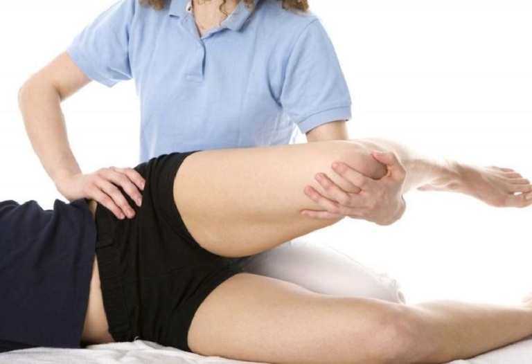 Chị em có thể massage vùng háng và chân mỗi ngày để giảm đau, mang đến cảm giác dễ chịu