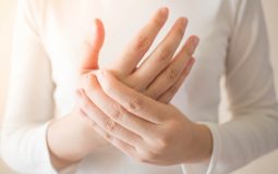 Sưng khớp tay: Thông tin cơ bản cần biết và cách điều trị hiệu quả