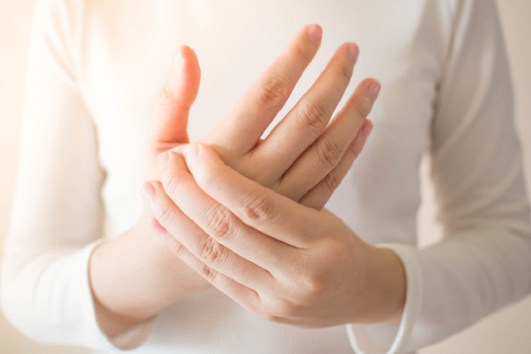 Sưng khớp tay: Thông tin cơ bản cần biết và cách điều trị hiệu quả