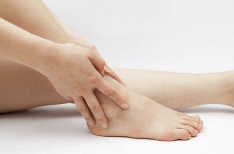 Massage vùng mắt cá chân giúp máu lưu thông và giảm sưng đau