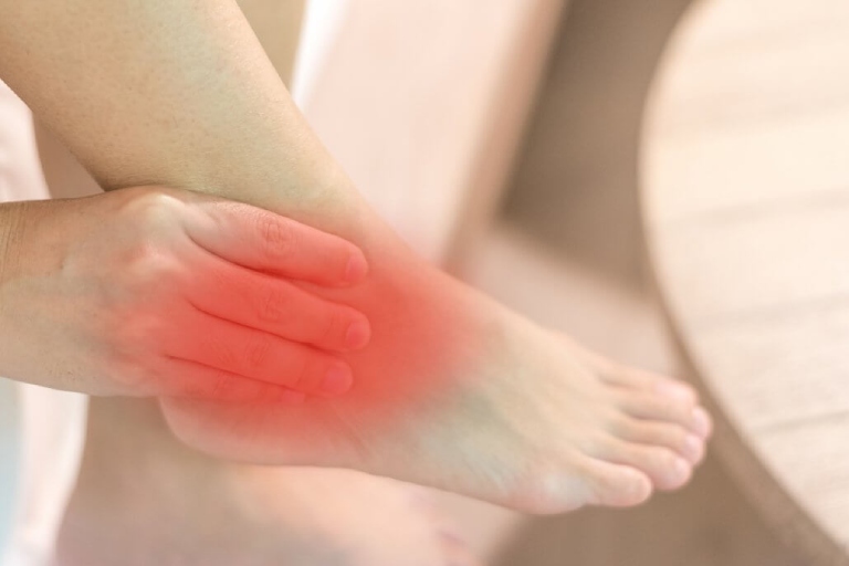 Nhiều người thắc mắc bệnh viêm khớp bàn chân là gì?