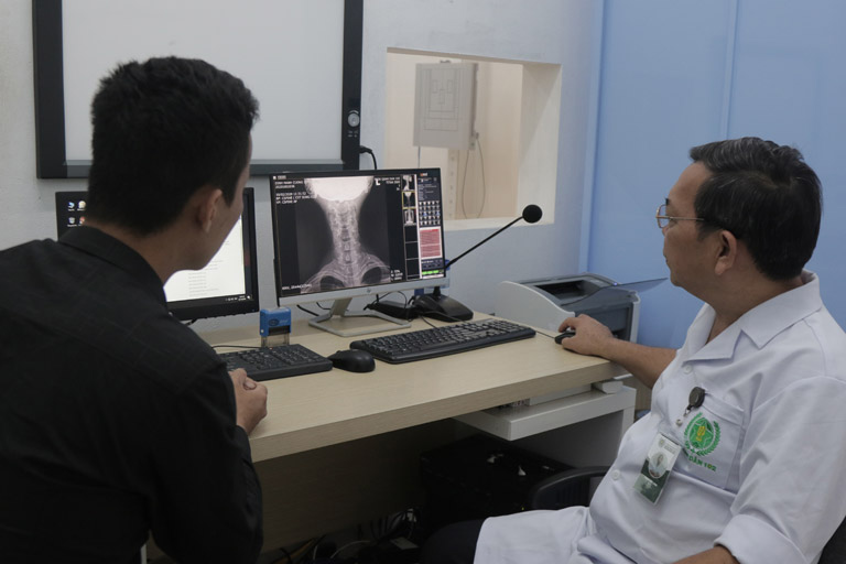 Chụp X-quang để xác định chính xác tình trạng xương khớp