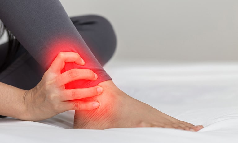 Viêm khớp cổ chân là hiện tượng sưng đỏ, viêm của một túi chứa dịch lỏng ở khớp cổ chân