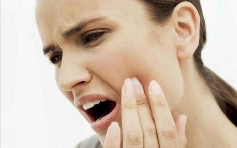 Đau khớp hàm khi há miệng, nhai nuốt thức ăn có thể do tác nhân vật lý hoặc dấu hiệu một số bệnh lý