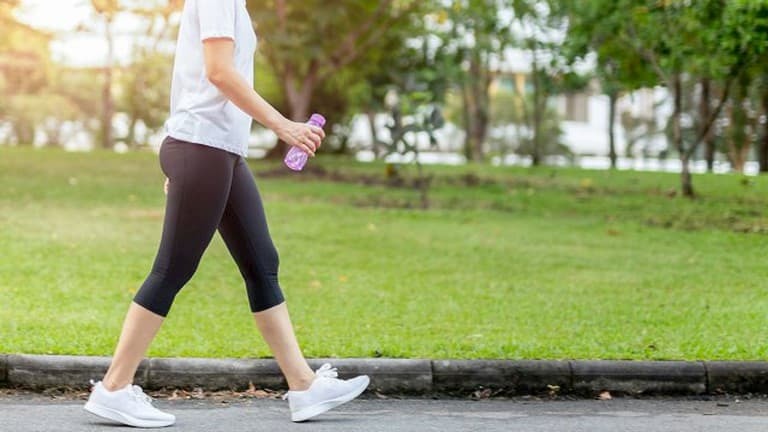 Bị đau khớp háng có nên đi bộ không và làm thế nào để khắc phục?
