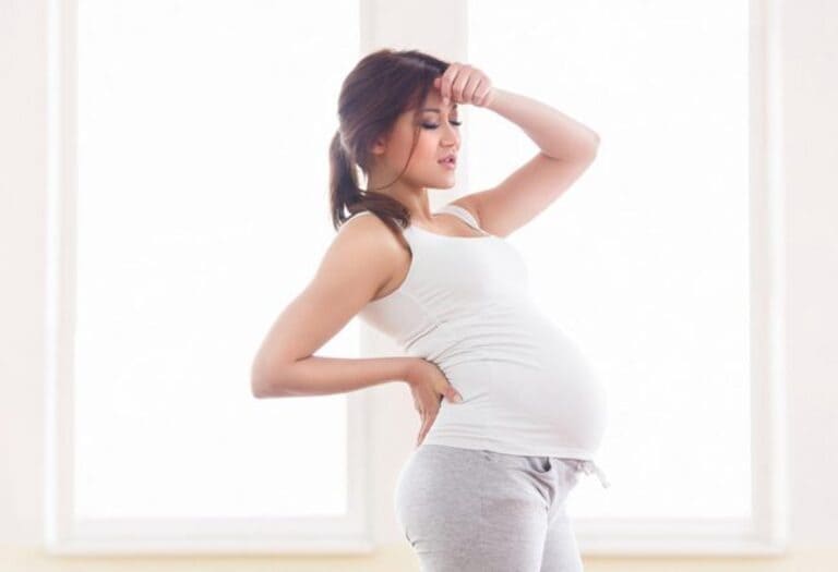 Nguyên nhân dẫn đến đau khớp háng có thể do sự chèn ép của thai nhi hoặc cân nặng tăng quá nhanh