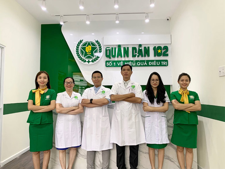 Lương y Nguyễn Khương Thụy và các y bác sĩ tại Phòng khám YHCT Quân dân 102