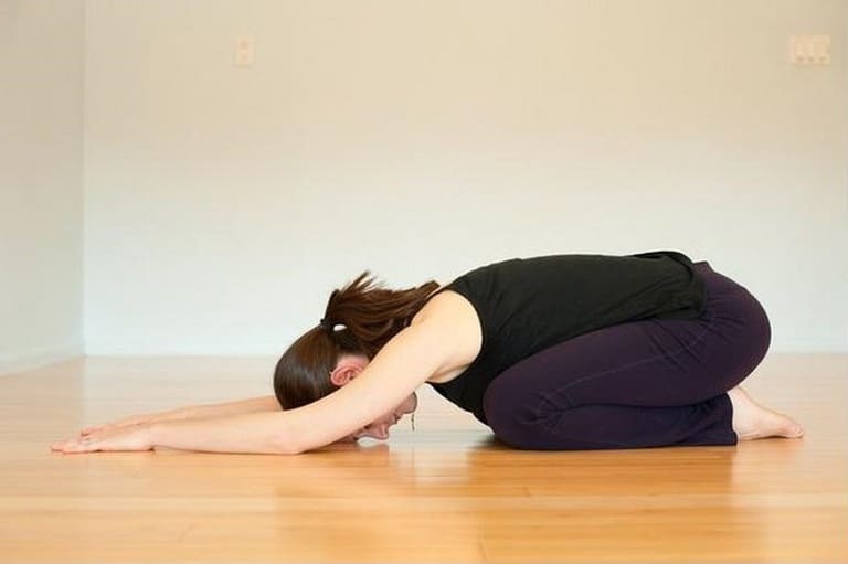 Bài tập yoga chữa đau khớp gối tư thế em bé giúp giảm đau hiệu quả