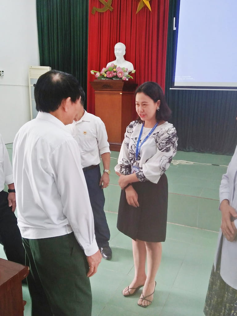 Bà Đinh Thị Kim Thoa trò chuyện với các cán bộ hưu trí Hội Cựu chiến binh Thị xã Mỹ Hào, tỉnh Hưng Yên