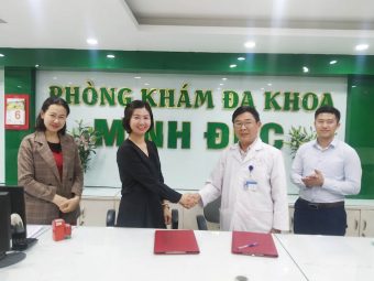 Bà Trần Thanh Hằng và ông Trần Văn Tuấn trong buổi ký kết