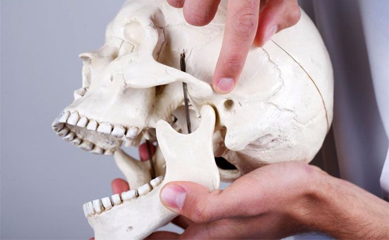 Bị viêm khớp xương hàm khiến người bệnh khó khăn trong việc mở miệng