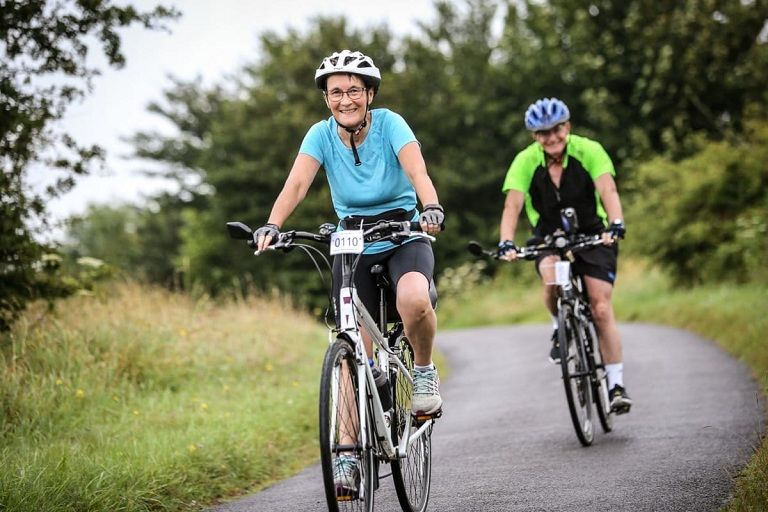 Đạp xe có tác động tích cực, giúp người bệnh giảm đau khớp gối hiệu quả