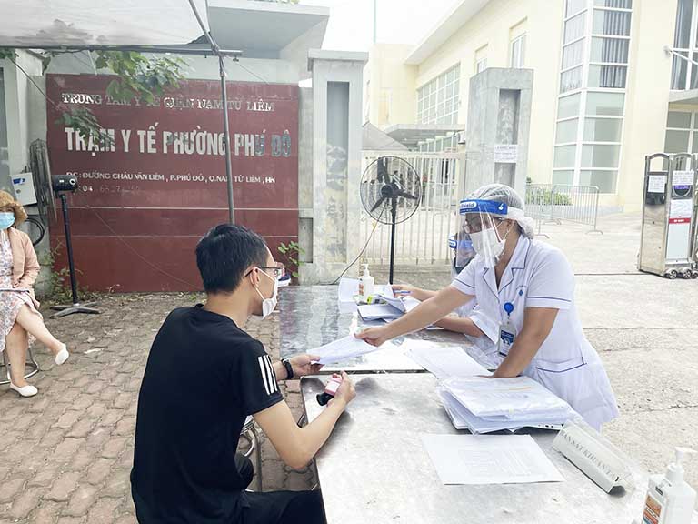 Buổi tiêm phòng vaccine COVID - 19 diễn ra tại Trạm Y tế Phú Đô ngày 09/08/2021