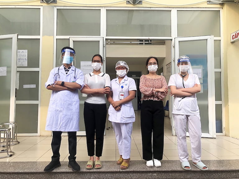 Một số cán bộ y tế của Quân Dân 102 tham gia hỗ trợ cùng Trạm Y tế phường Phú Đô